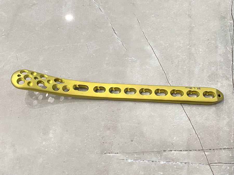 Дистальная медиальная большеберцовая стопорная пластина