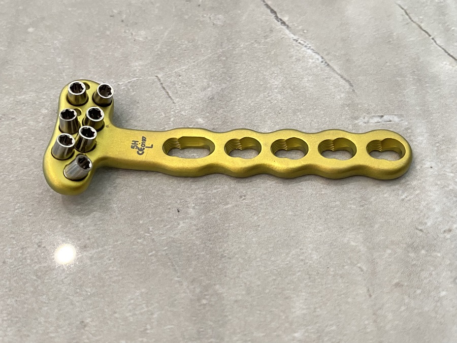 Дистальная волярная радиальная фиксирующая пластина (с направителем для сверления)