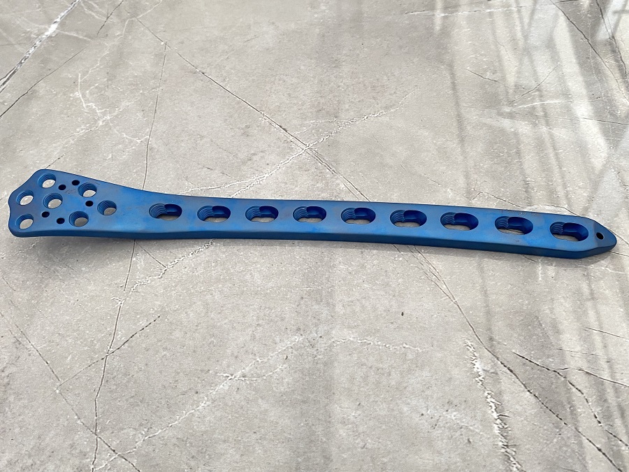 Дистальная бедренная фиксирующая пластина