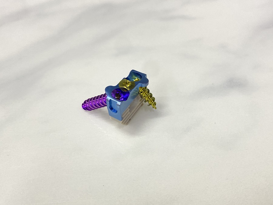 шейный кейдж с винтом