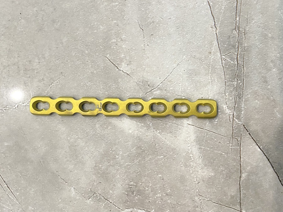 Прямая фиксирующая пластина для реконструкции