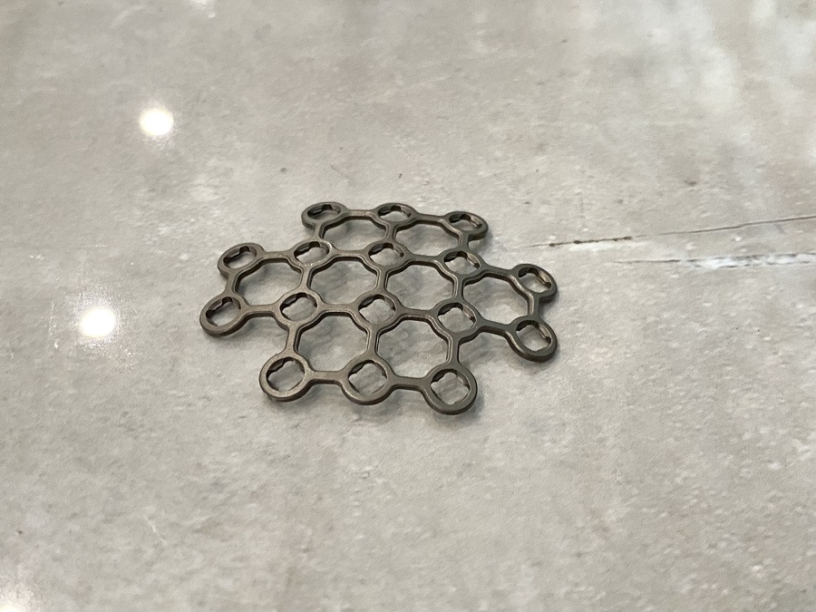 Фиксирующая пластина сетки надколенника