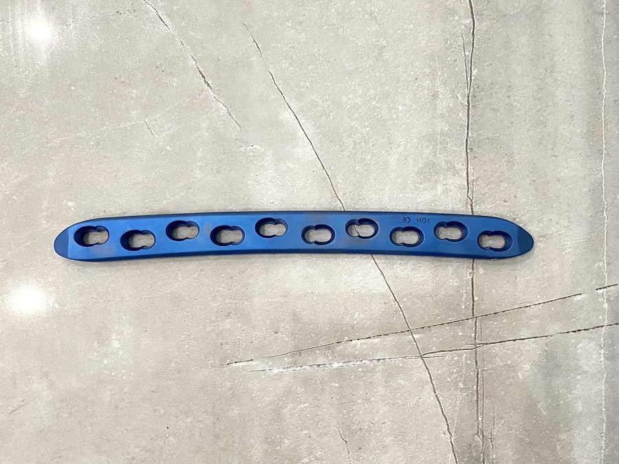 Изогнутая фиксирующая компрессионная пластина для бедренной кости (широкая)